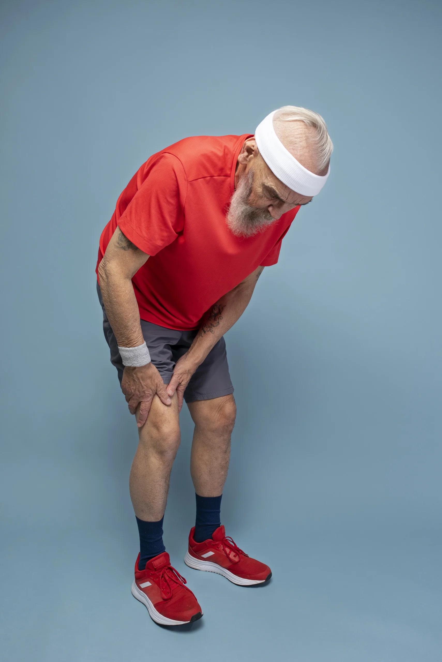 Can Janu Vasti help with osteoarthritis and chronic knee pain? Senior man holding his painful knee due to osteoarthritis and chronic knee pain, representing individuals seeking natural Ayurvedic knee therapy.